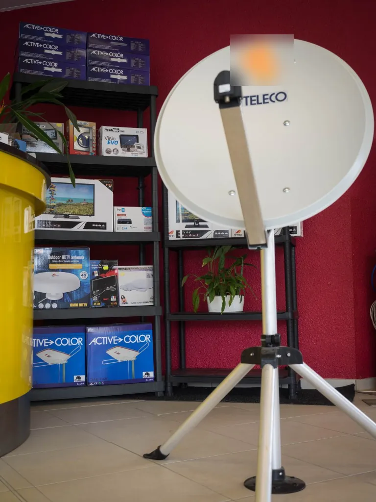 Parabole sur trépied et antennes en rayon multimédia du magasin de Dax